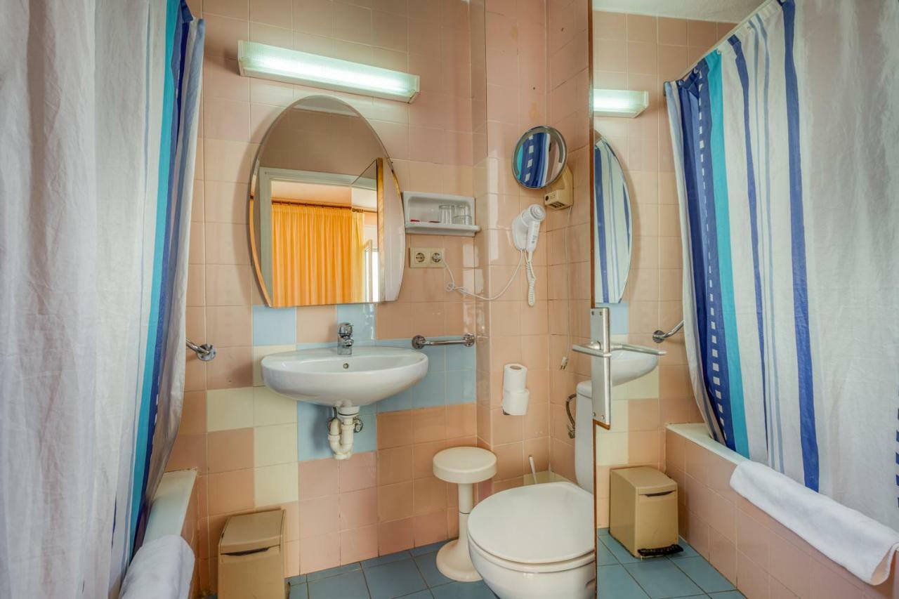 Hostal Restaurante El Roser L' Escala Exteriér fotografie